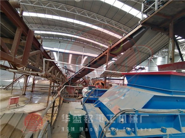 液壓對(duì)輥破碎機(jī)生產(chǎn)現(xiàn)場